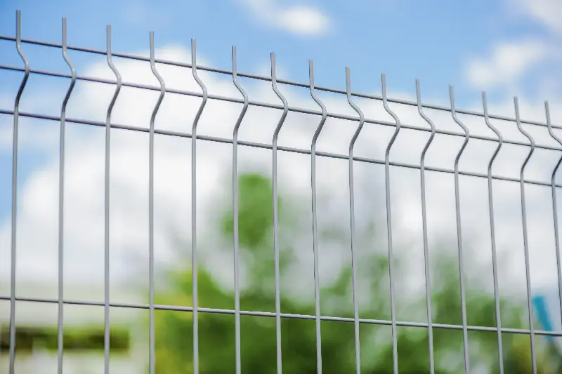 Reja Clásica DEACERO® cubriendo campo en día soleado